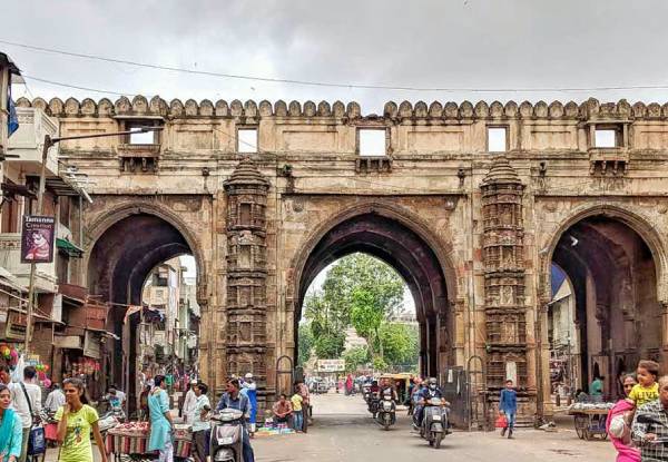 Teen Darwaza